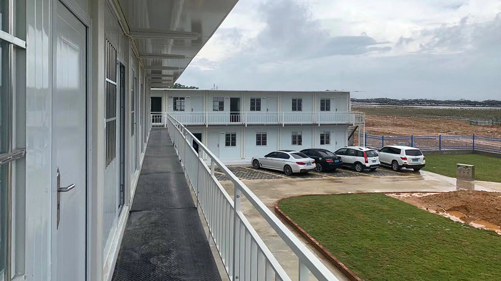 Multi-level modular worker accommodation complex with balcony walkways